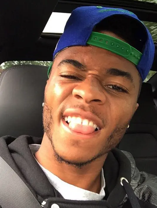 Gelandang Manchester City, Raheem Sterling merupakan salah satu pemain muda berbakat yang bergelimang, Mantan Pemain Liverpool ini biasanya selalu mengupload foto - foto badannya yang berotot beserta mobil mewahnya. (www.vice.com)