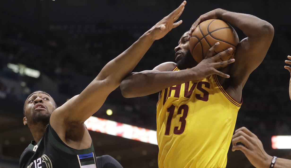 Pemain Cleveland Cavaliers, Tristan Thompson berusaha mengamankan bola dari kejaran pemain  Bucks, Jabari Parker (kiri) pada laga NBA di BMO Harris Bradley Center, (20/12/2016). Cavs menang 114-108.  (AP/Morry Gash)