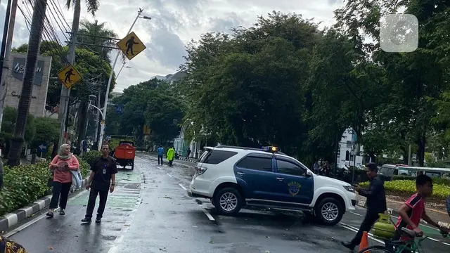 Sebagian wilayah DKI Jakarta dilanda hujan dan angin kencang. Salah satu dampaknya adalah pohon tumbang yang terpantau di dekat Masjid Cut Meutia (Liputan6.com/Teddy Tri Setio Berty)