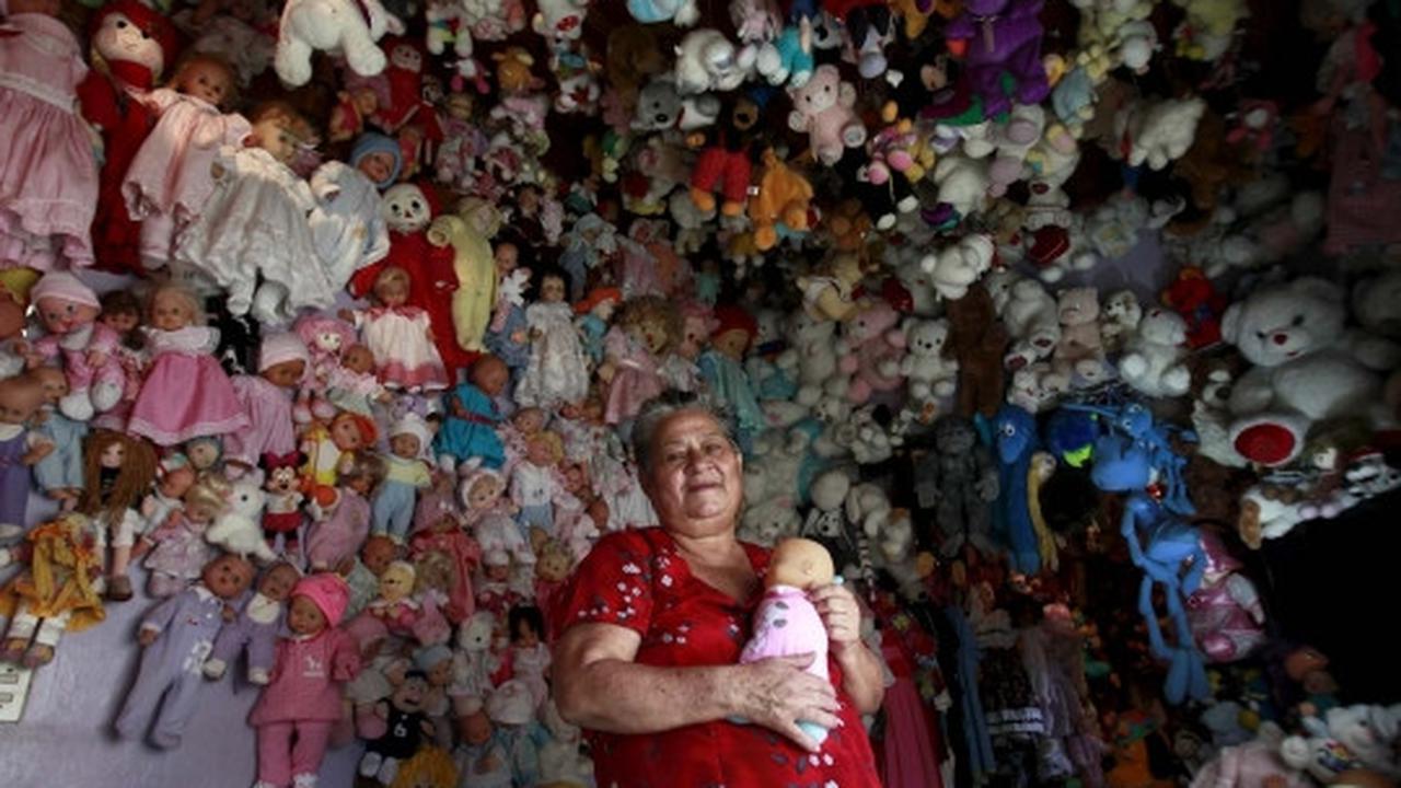 Kenang masa kecil, nenek 70 tahun ini koleksi 4.500 boneka