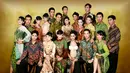 Selvi Ananda dan Suryo Wahyu Raharjo berfoto bersama dengan finalis Putra dan Putri Solo 2009.