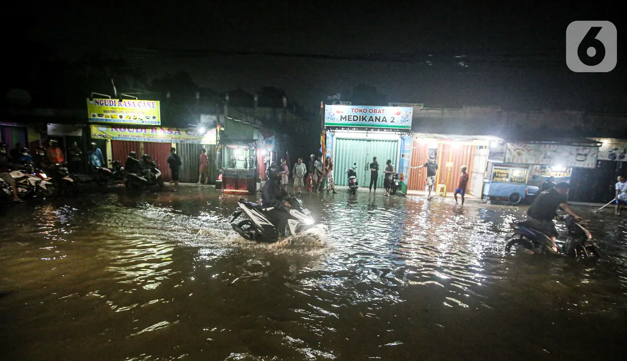 Sejumlah pengendara sepeda motor menerjang banjir banjir di Jalan Ciracas Raya, Jakarta, Jumat (12/8/2022). Hujan lebat yang terjadi sore tadi membuat Jalan Ciracas Raya tergenang air dan kendaraan terjebak banjir. (Liputan6.com/Faizal Fanani)