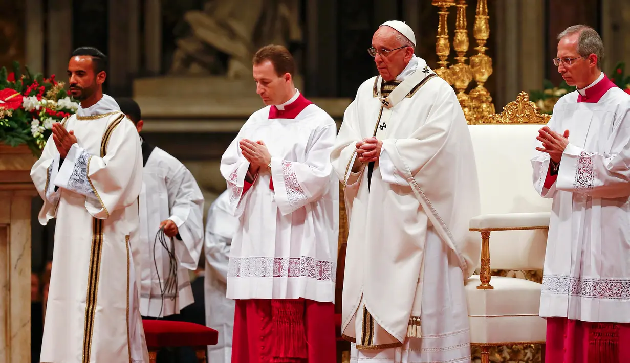 Paus Fransiskus saat memimpin misa Natal di Basilika Santo Petrus, Vatikan, (24/12). Paus juga mengatakan bahwa perayaan tersebut membutuhkan lebih banyak kerendahan hati. (REUTERS/Tony Gentile)