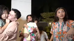 Kesibukan Sarwendah menyiapkan kejutan untuk sang suami. Kedua anaknya yang sedang terlelap juga dibangunkan. (Foto: YouTube/ The Onsu Family)