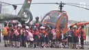 Sejumlah siswa melihat sebuah helikopter milik TNI AD ada pameran alat utama sistem persenjataan (Alutsista) di Lanumad  Ahmad Yani Semarang, Jumat (5/10). Pameran alutsista tersebut dalam rangka memeriahkan HUT Ke-73 TNI. (Liputan6.com/Gholib)