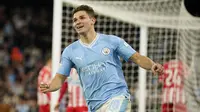 Sempat kesulitan mencetak gol di babak pertama, bahkan akhirnya tertinggal lewat gol Osman Bukari menjelang turun minum, Manchester City akhirnya sukses melakukan comeback untuk memukul balik Red Star Belgrade dengan skor 3-1 pada laga matchday pertama Grup G Liga Champions 2023/2024 di Etihad Stadium, Manchester, Rabu (20/9/2023) dini hari WIB. Adalah Julian Alvraez yang menjadi aktor utama kebangkitan The Citizens lewat dua golnya pada menit ke-47 dan 60, yang akhirnya dilengkapi dengan gol Rodri pada menit ke-73 yang memastikan raihan tiga poin pertama di Liga Champions musim ini. (AP Photo/Dave Thompson)