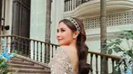 Pemilik nama lengkap Prilly Mahatei Latuconsina ini terlihat cantik jelita saat menjadi bridesmaid. Gaya rambutnya yang dibiarkan tertata rapi memanjang makin memperkuat kesan menawan saat dikenakan mahkota. (Liputan6.com/IG/@prillylatuconsina96).