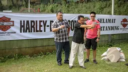 Sejumlah member dari Mabua Shooting Club Indonesia (MSCI) menjajal kemampuan menembaknya di Lapangan Tembak Senayan, Jakarta, Jumat (22/5/2015). Mabua Harley Davidson menyalurkan hobi bagi para pemilik motor Harley Davidson. (Liputan6.com/Faizal Fanani)
