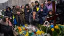 Nadia (tengah) berdoa di makam putranya Oleg Kunynets, seorang prajurit militer Ukraina yang terbunuh di bagian timur negara itu, saat pemakamannya di Lviv, Ukraina, 7 Februari 2023. Memasuki hari ke-350 invasi Rusia ke Ukraina, korban jiwa terus berjatuhan di antara kedua belah pihak yang berseteru. (AP Photo/Emilio Morenatti)