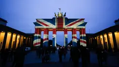 Gerbang Brandenburg diterangi warna bendera kebangsaan Inggris sebagai bentuk turut berduka cita atas teror London, di ibu kota Jerman, Berlin, Kamis (23/3). Aksi penyerangan di dekat parlemen Inggris itu menewaskan lima orang. (AP Photo/Markus Schreiber)