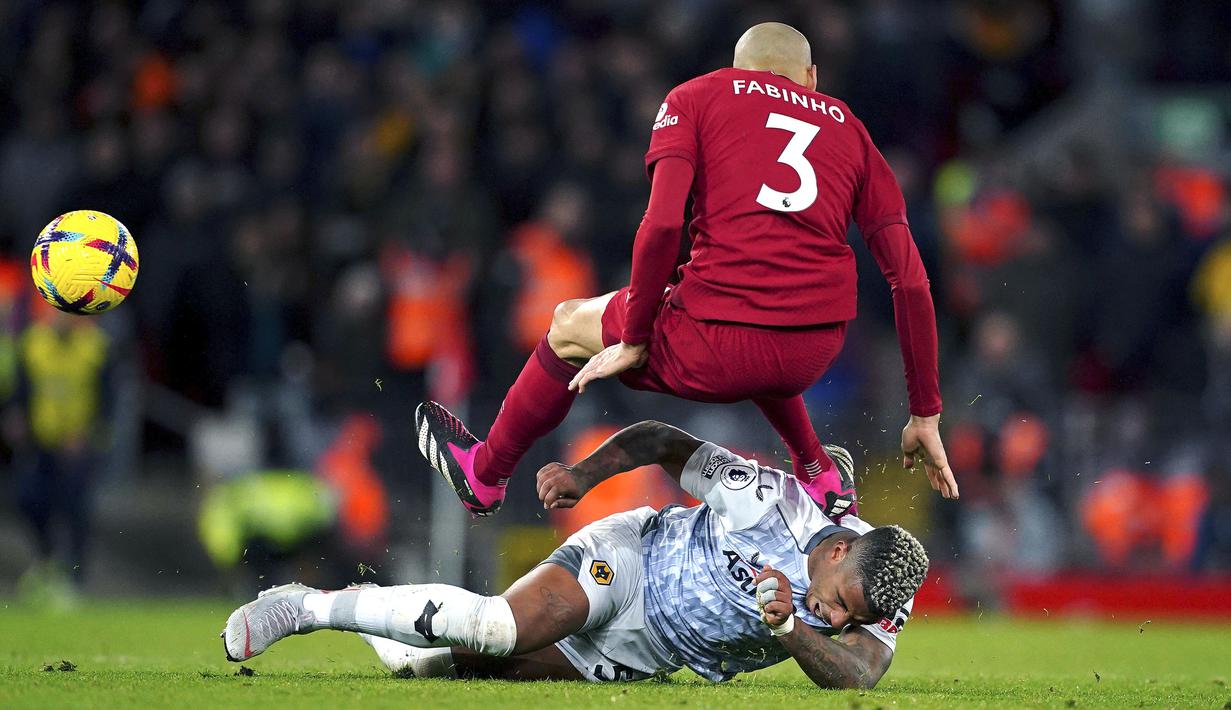 Pemain Wolverhampton, Mario Lemina (bawah) berebut bola dengan pemain Liverpool, Diogo Jota pada laga lanjutan Liga Inggris 2022/2023 yang berlangsung di Anfield, Liverpool, Kamis (02/03/2023) WIB. Liverpool menang dengan skor 2-0. (AP Photo/PA/Peter Byrne)