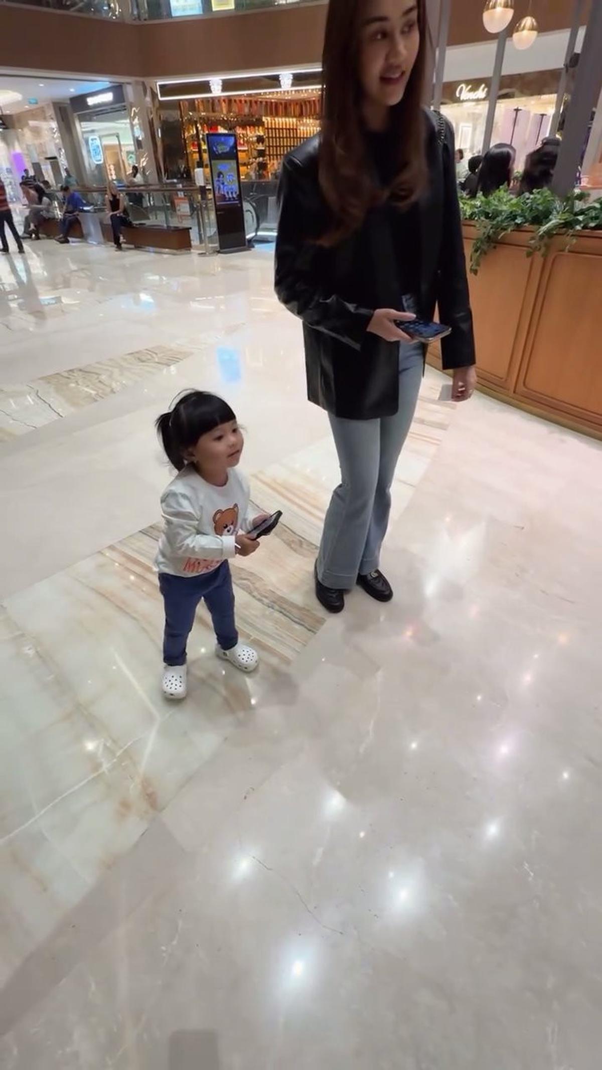 Momen Ameena Jadi Fotografer Thariq Halilintar dan Aaliyah Massaid, Arahkan Gaya Juga