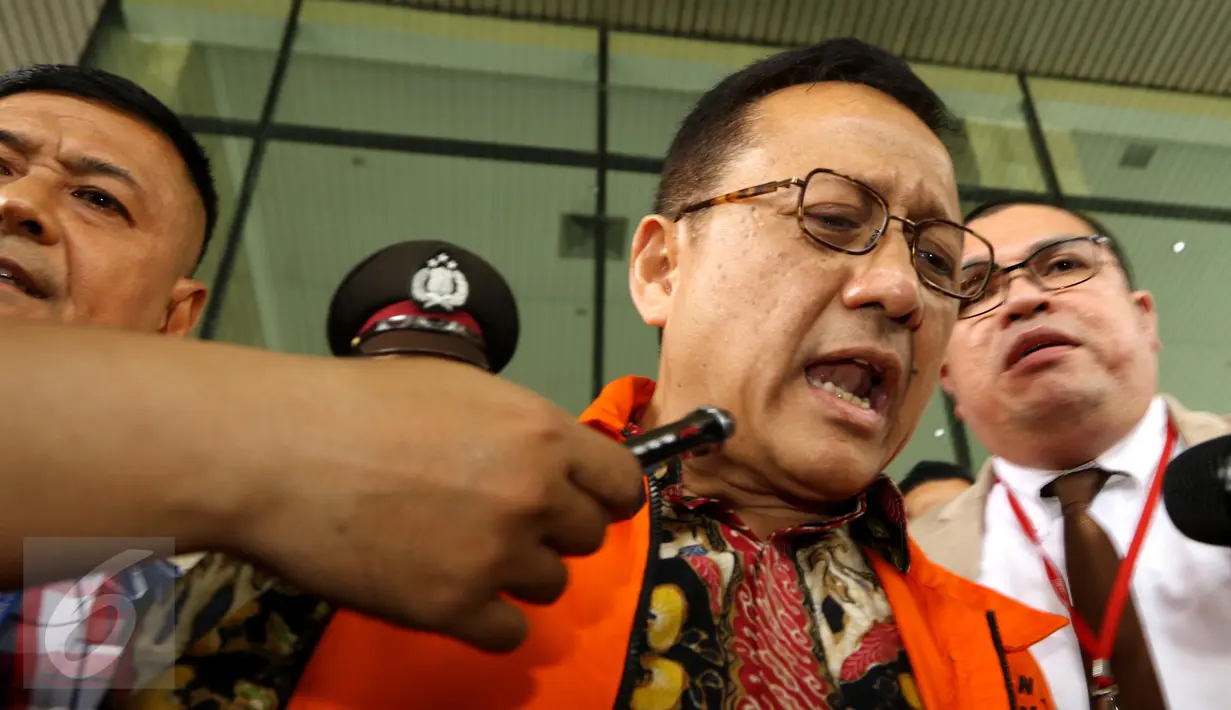 Mantan Ketua DPD, Irman Gusman menuju mobil tahanan usai menolak diperiksa penyidik KPK, Jakarta, Selasa (11/10). Irman menolak diperiksa karena sedang mengajukan praperadilan terhadap penetapan dirinya sebagai tersangka. (Liputan6.com/Helmi Afandi)