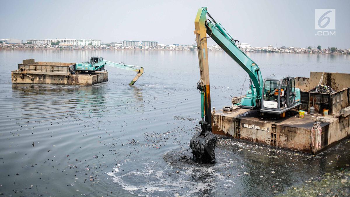 Pramono Targetkan Gunungan Sampah di Rusun Waduk Pluit Bersih dalam 10 Hari