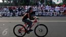 Massa dari Lentera Anak Indonesia berfoto bersama saat aksi solidaritas di Bundaran HI Jakarta, Minggu (24/7). Memperingati Hari Anak, mereka meminta Presiden Jokowi melindungi anak-anak Indonesia dari dampak konsumsi rokok. (Liputan6.com/Johan Tallo)