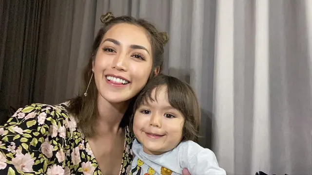 6 Potret Kebersamaan Jessica Iskandar dan El Barack, Selalu Ada untuk Sang Mama