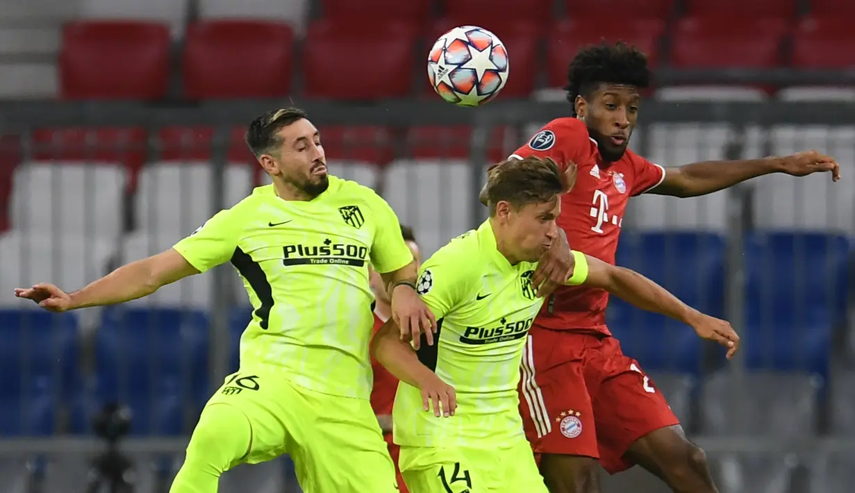 Penyerang Bayern Munchen, Kingsley Coman, berebut bola dengan gelandang Atletico Madrid, Marcos Llorente, pada laga Grup A Liga Champions 2020/2021 di Allianz Arena, Kamis (22/10/2020) dini hari WIB. Bayern Munchen menang 4-0 atas Atletico Madrid. (AFP/Andreas Gebert/pool)