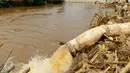 Air hasil penyedotan banjir di alirkan ke Kali Ciliwung, Kampung Pulo, Jakarta, Rabu (25/11/2015). Penyedotan tersebut untuk mempercepat penyurutan banjir di pemukiman Kampung Pulo. (Liputan6.com/Yoppy Renato)
