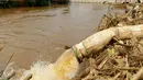 Air hasil penyedotan banjir di alirkan ke Kali Ciliwung, Kampung Pulo, Jakarta, Rabu (25/11/2015). Penyedotan tersebut untuk mempercepat penyurutan banjir di pemukiman Kampung Pulo. (Liputan6.com/Yoppy Renato)