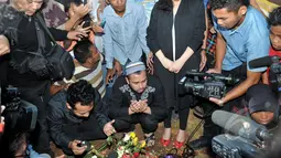 Mengenakan baju koko hitam, Raffi  Ahmad terlihat khusuk melafalkan doa di depan pusara Olga Syahputra di TPU Malaka, Pondok   Kelapa, Jakarta, Selasa   (31/3/2015). (Liputan6.com/Panji   Diksana) 