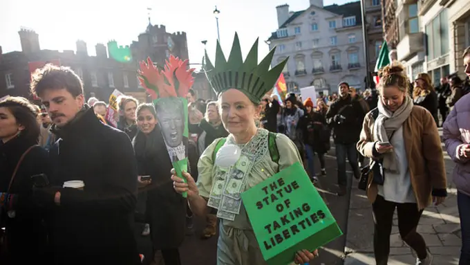 [Bintang] Tuntut Hak-hak Perempuan, 10 Nenek Keren Ini Ikut Turun ke Jalan!