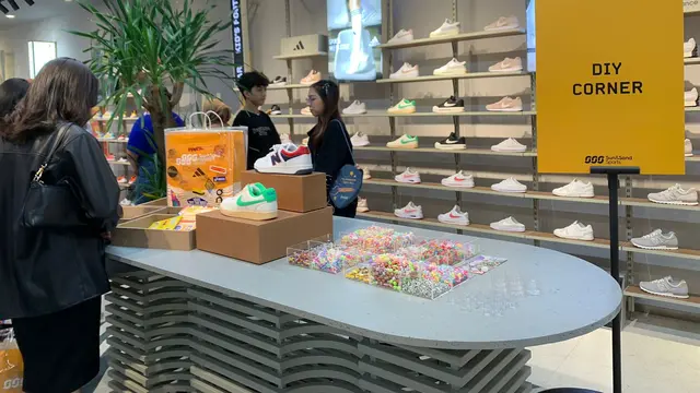 DIY Corner di Sun & Sand Sport di butik pertamanya