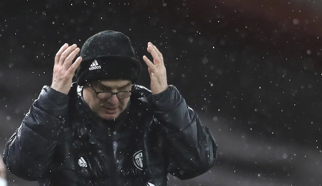 Manajer tim Leeds United, Marcelo Bielsa kecewa dengan penampilan timnya saat menghadapi Arsenal dalam laga lanjutan Liga Inggris 2020/21 pekan ke-24 di Emirates Stadium, London, Minggu (14/2/2021). Leeds United kalah 2-4 dari Arsenal. (AP/Adam Davy/Pool)