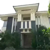 Narji terkenal saat bergabung dengan grup lawak Cagur bersama Denny dan Wendy. Tidak hanya dikenal sebagai komedian, ia juga seorang pemeran dan juga pembawa acara. Berikut potret rumah Narji Cagur yang halamannya sangat luas dan asri. [Youtube/TRANS7 OFFICIAL]