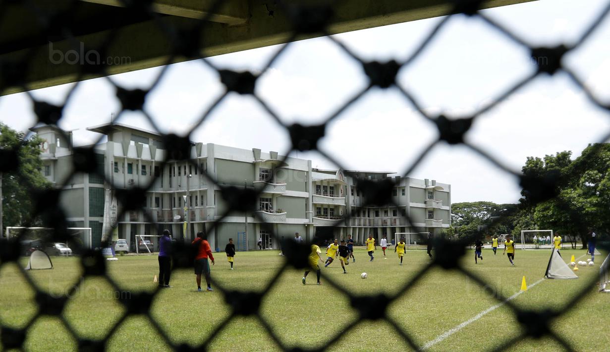 Para pemain SSB Tulehu Putra saat mengikuti pelatihan bersama mantan pelatih Indonesia, Jacksen F. Tiago di Brazilian Soccer School, Bekasi, Kamis (7/12/2017). Sebanyak 13 anak Maluku ikut pelatihan Liga Remaja UC News. (Bola.com/M Iqbal Ichsan)