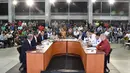 Para kandidat presiden untuk pilpres Kosta Rika 2018 mengikuti debat di penjara La Reforma, di Alajuela, Kosta Rika (2/11). Dalam debat ini tahanan menyimak pemaparan dan juga mengajukan pertanyaan untuk para kandidat. (AFP Photo/Ezequiel Becerra)