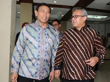 Menko Polhukam Wiranto (kiri) bersama Ketua KPU, Arief Budiman berjalan bersama jelang melakukan pertemuan di Gedung KPU, Jakarta, Selasa (6/3). Pertemuan berlangsung sekitar satu jam dan tertutup. (Liputan6.com/Helmi Fithriansyah)