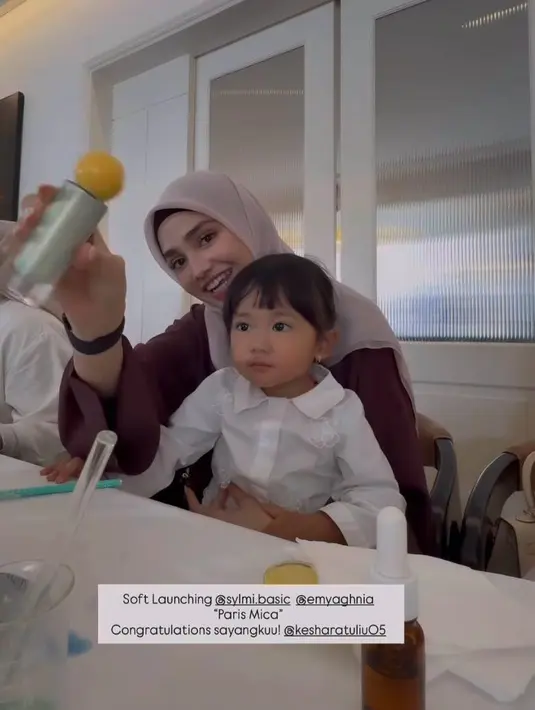 Penampilannya kali ini menjadi bukti bahwa keanggunan tidak selalu datang dari sesuatu yang berlebihan. Justru lewat kesederhanaan dan pilihan warna yang lembut, Syifa Hadju berhasil menampilkan interpretasi baru tentang kecantikan dalam balutan modest fashion yang manis, modern, dan tetap sopan di setiap sudutnya. [@syifahadju].