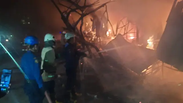 Kebakaran lapak relokasi Pasar Johar, Semarang, Jawa Tengah. (Foto: Liputan6.com/Felek Wahyu)