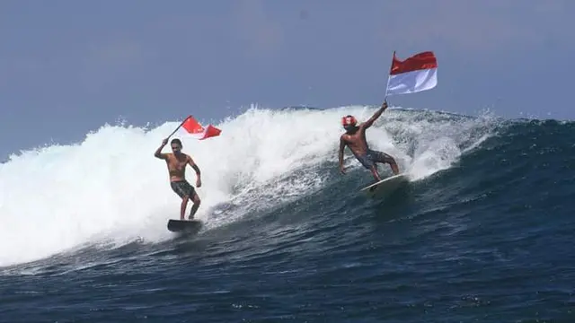 Merah putih di atas amukan ombak di Pantai Lakey, Dompu, NTB. (Foto: Liputan6.com/Miftahul Yani)