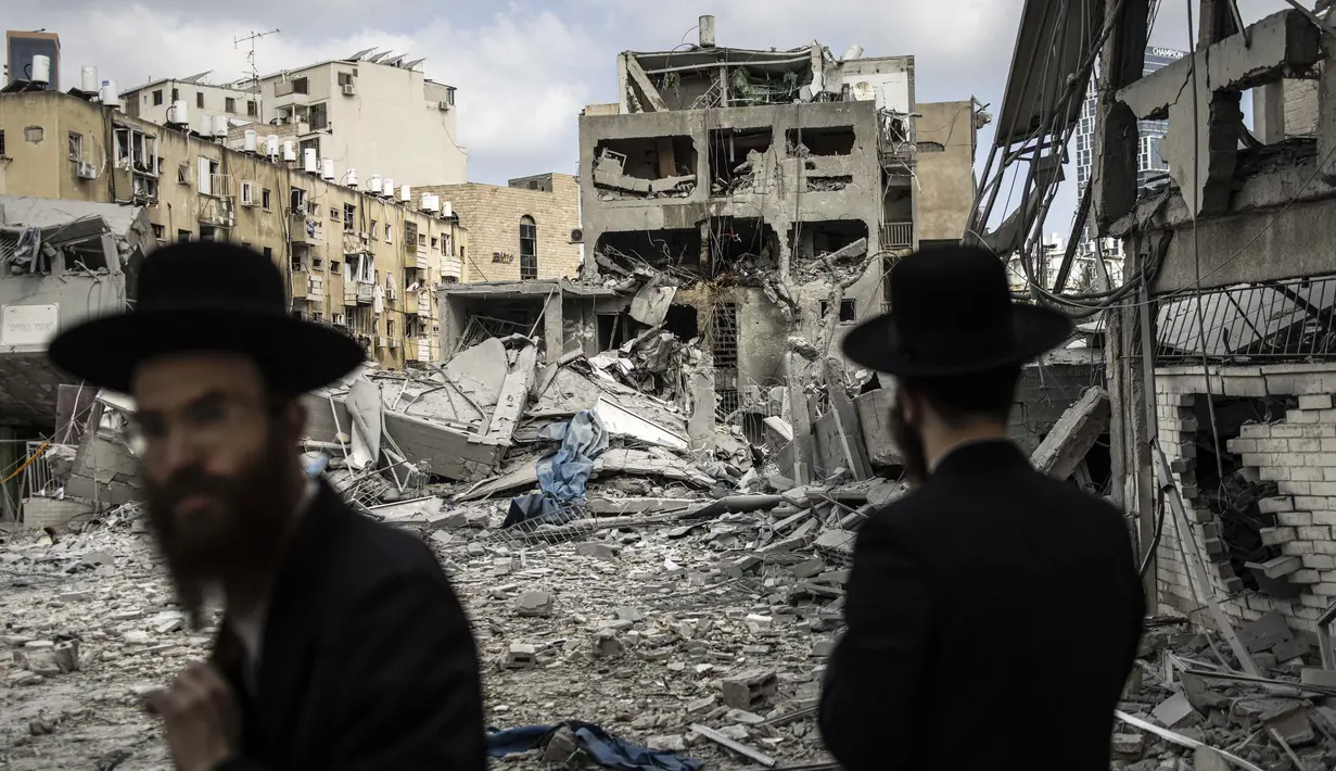 Otoritas Teheran menyebut ratusan rudal ditembakkan ke target-target strategis dan sensitif di Tel Aviv, termasuk kota pelabuhan Haifa pada Senin (16/6/2025) dini hari waktu setempat. (JOHN WESSELS/AFP)