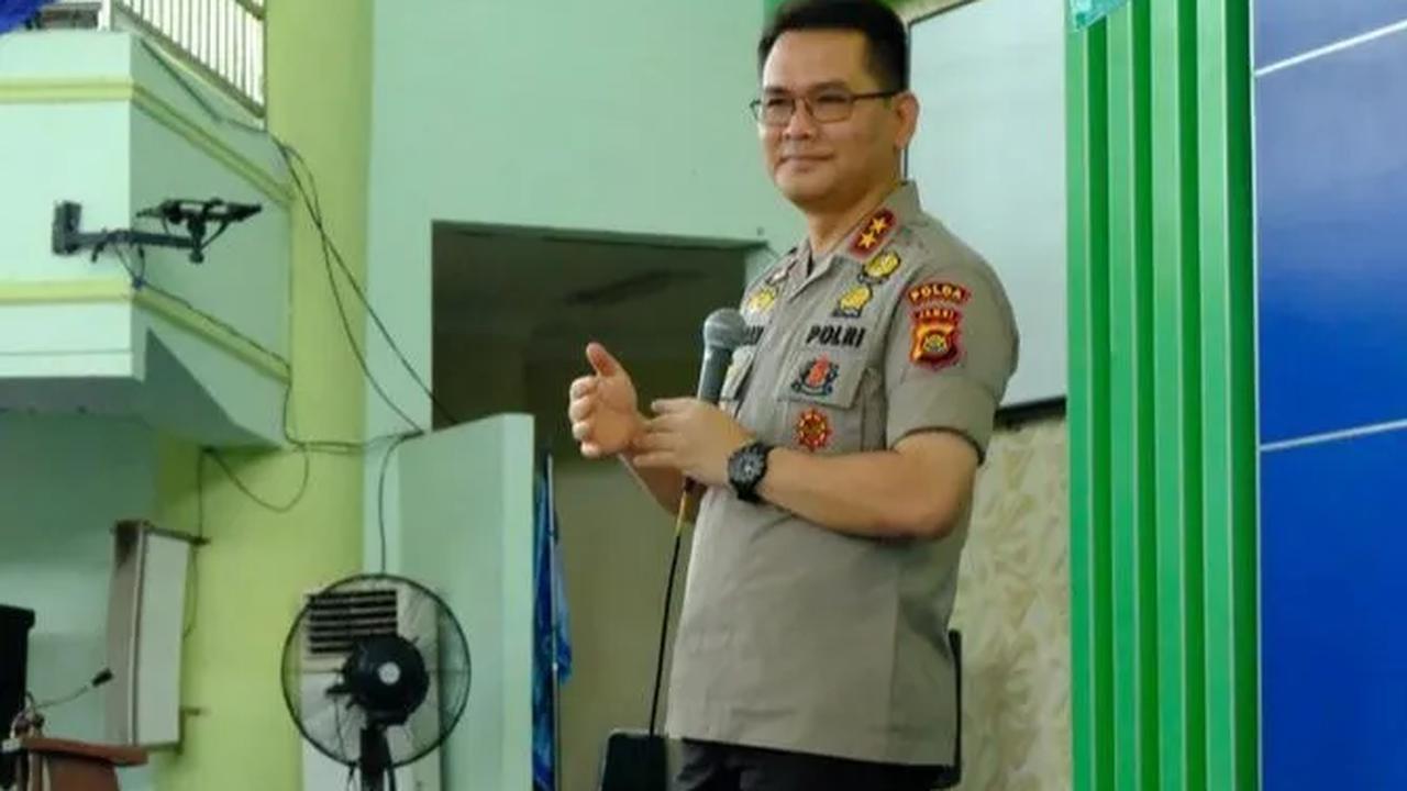 Sedangkan Irjen Pol Firman saat ini mengemban amanat sebagai Kepala Korps Lalu Lintas Polri. Firman lulusan Akpol tahun 1988 yang berpengalaman dalam bidang lantas.