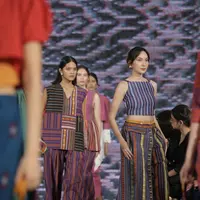 Senayan City Fashion Nation 17th Edition, Sejauh Mata MemandangXCita Tenun Indonesia 'RONA.' [Foto: Document/FIMELA/Daniel Kampua]