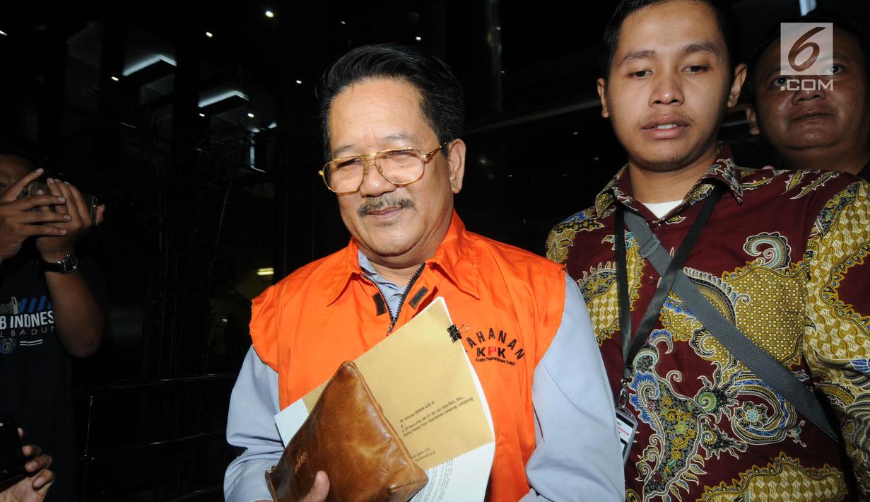 Pemilik PT Jasa Promix Nusantara dan PT Secilia Putri, Sibron Azis kenakan rompi tahanan dengan dikawal petugas usai menjalani pemeriksaan di gedung KPK, Jakarta, Jumat (25/1). Sibron Azis resmi ditahan 20 hari kedepan. (merdeka.com/Dwi Narwoko)