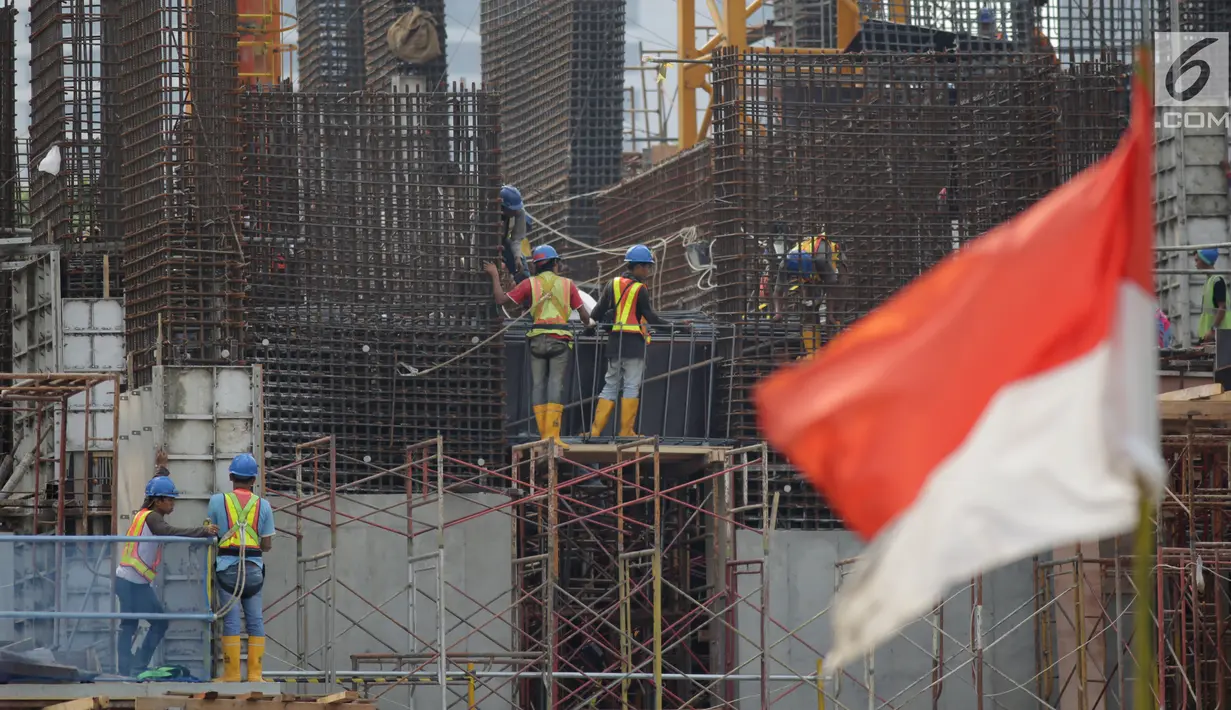 Pekerja tengah mengerjakan proyek pembangunan gedung bertingkat di Jakarta, Sabtu (15/12). Bank Indonesia (BI) memprediksi pertumbuhan ekonomi pada tahun 2019 mendatang tidak jauh berbeda dari tahun ini. (Liputan6.com/Angga Yuniar)