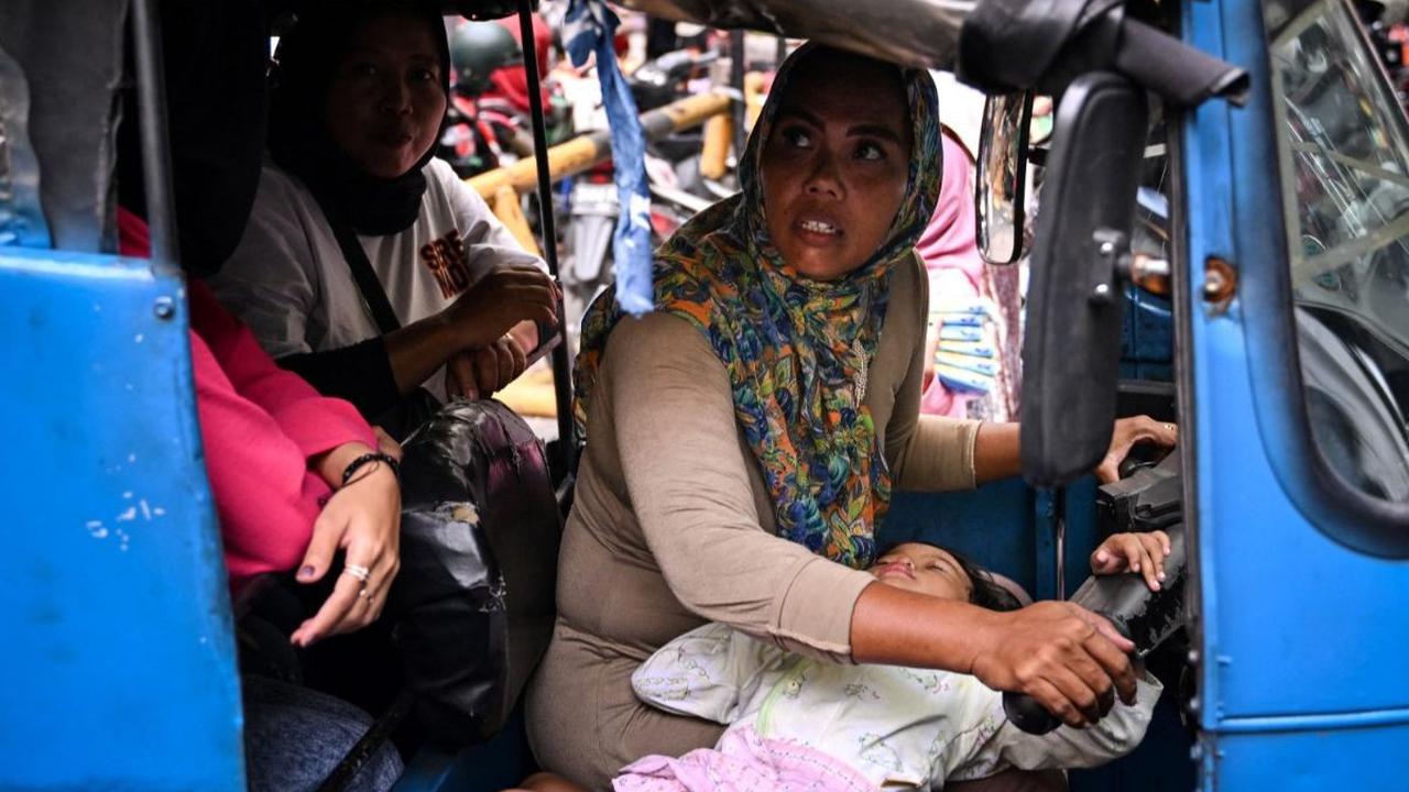 Bersama putrinya yang berusia tiga tahun, Ekawati mengarungi lalu lintas Jakarta yang terkenal buruk sebagai sopir bajaj demi mencari nafkah. Ekawati merupakan salah satu dari semakin banyak perempuan Indonesia yang mencari pekerjaan informal di luar ruma