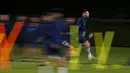 Penyerang Argentina, Lionel Messi melakukan pemanasan saat sesi latihan di Doha, Qatar, Senin, 12 Desember 2022. Argentina akan bertanding melawan Kroasia memperebutkan tiket final Piala Dunia 2022 di Stadion Lusail Iconic Qatar, Rabu (14/12/2022) mulai pukul 02.00 WIB. (AP Photo/Natacha Pisarenko)