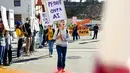 Pengunjuk rasa yang memprotes perkembangan kecerdasan buatan (AI) meneriakkan tuntutan di luar konferensi OpenAI DevDay 2026 di San Francisco, Amerika Serikat, Selasa (29/9/2026). (AP Photo/Josh Edelson)