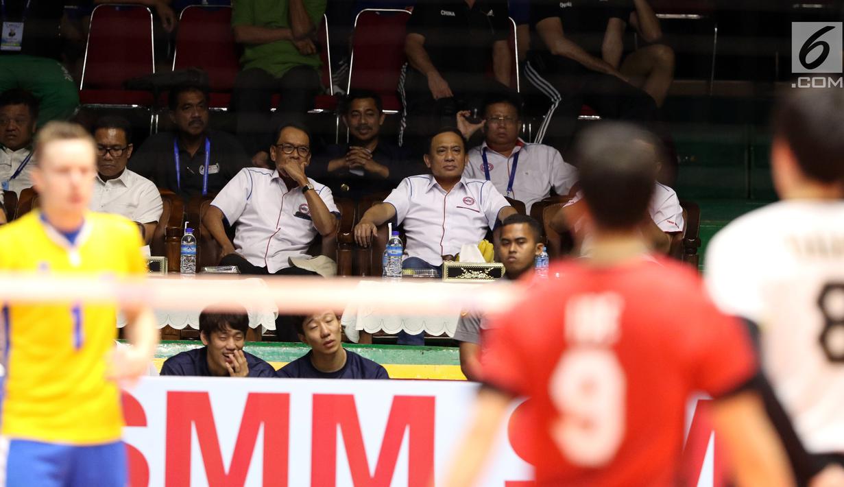 Ketua PBVSI, Imam Sudjarwo (tengah) menyaksikan laga final Kejuaraan Voli Putra Asia 2017 di GOR Tri Dharma, Gresik, Selasa (1/8). Jepang menjadi kampiun usai menumbangkan Kazakhstan 3-1. (Liputan6.com/Helmi Fithriansyah)