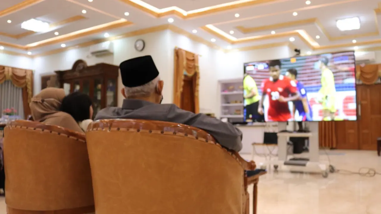 Wapres Ma'ruf Amin saat menonton Pertandingan AFF Suzuki Cup 2020 antara Indonesia dan Singapura, Sabtu (25/12/2021) malam