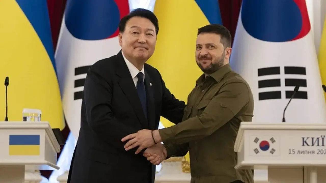 Presiden Korea Selatan Yoon Suk Yeol dan Presiden Ukraina Volodymyr Zelenskyy bertemu di Kyiv pada Sabtu (15/7/2023). (Dok. AP/Jae C. Hong)