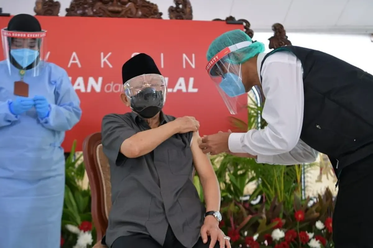 Wapres Ma'ruf Amin menerima suntikan vaksin Covid-19 dosis pertama pada Rabu (17/2/2021)