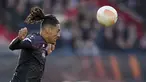 Pemain AS Roma Chris Smalling menyundul bola saat melawan Feyenoord pada pertandingan sepak bola leg pertama perempat final Liga Europa di Stadion De Kuip, Rotterdam, Belanda, Kamis (13/4/2023). (AP Photo/Peter Dejong)