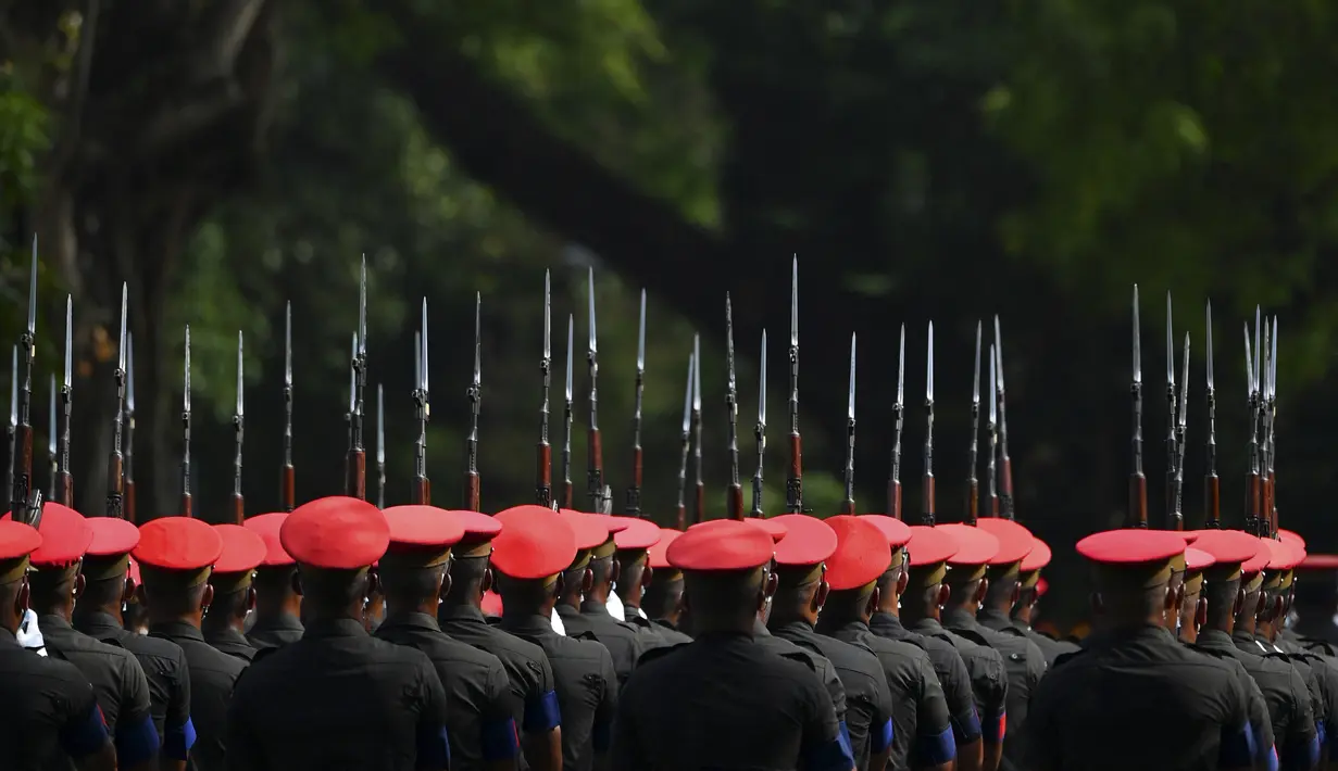 Personel militer Sri Lanka ambil bagian dalam latihan parade Hari Kemerdekaan di Kolombo (31/1/2022). Sri Lanka bersiap untuk menandai peringatan ke-74 kemerdekaan dari Inggris pada 4 Februari. (AFP/Ishara S. Kodikara)