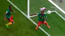 Pemain Kamerun Tolo Nouhou dan Collins Fai (kanan) saat melawan Brasil pada pertandingan sepak bola Grup G Piala Dunia 2022 di Stadion Lusail, Lusail, Qatar, 2 Desember 2022. Kamerun menang 1-0 atas Brasil, namun tetap tak lolos ke babak selanjutnya. (AP Photo/Thanassis Stavrakis)