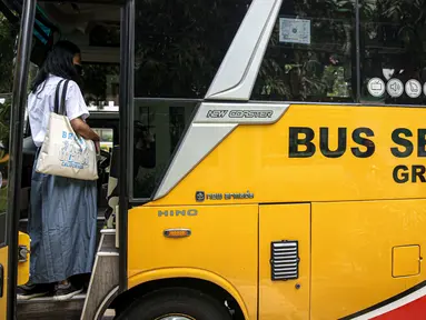 Pelajar menaiki bus sekolah usai pembelajaran tatap muka (PTM) di SMK Negeri 15, Kebayoran Baru, Jakarta Selatan, Jumat (3/9/2021). Dishub DKI Jakarta melalui Unit Pengelola Angkutan Sekolah membantu sarana transportasi gratis bagi peserta didik yang mengikuti PTM. (Liputan6.com/Faizal Fanani)